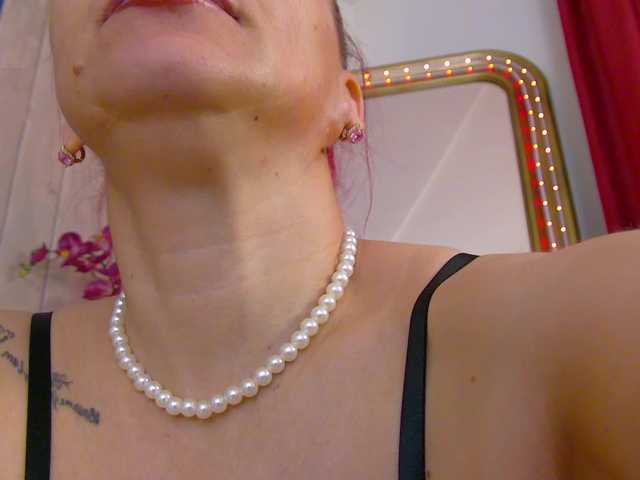 Foxxxy-MILF's BongaCams show and profile