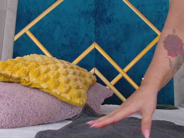 Foxxxy-MILF webcam
