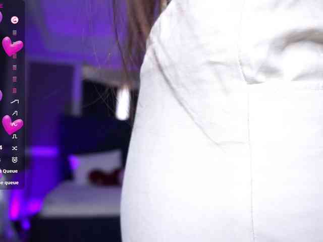 Misskiarra (26, White Cam Girl) performing squirt.