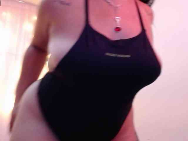 hornyy-cougar webcam