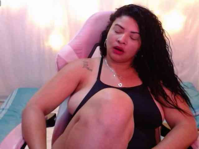 hornyy-cougar webcam