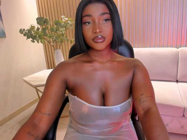 le modèle SavannahStorm est en webcam porno dans un show sur le site bongacams, il possède les tags suivants: Ebony,Brunette,Shaved