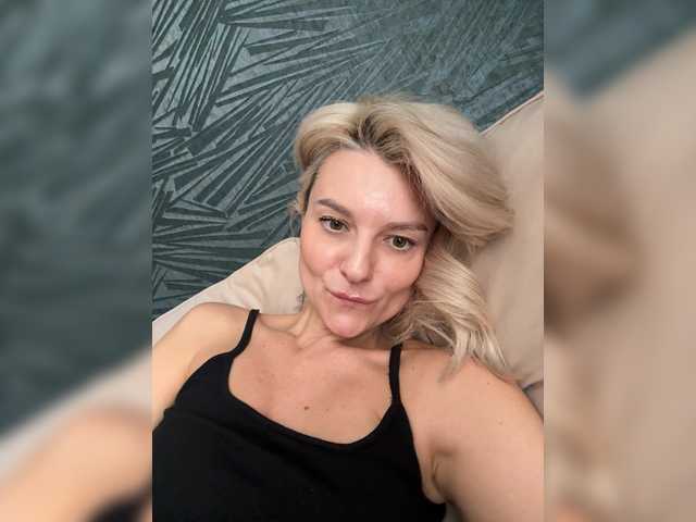 -Molly-'s BongaCams show and profile