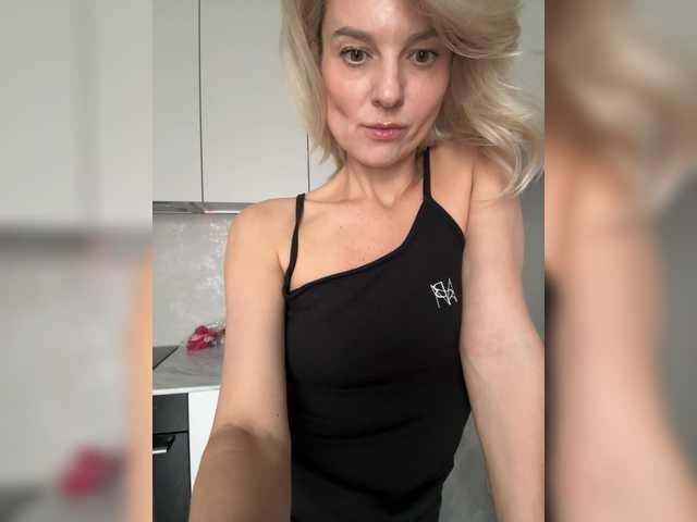 -Molly-'s BongaCams show and profile