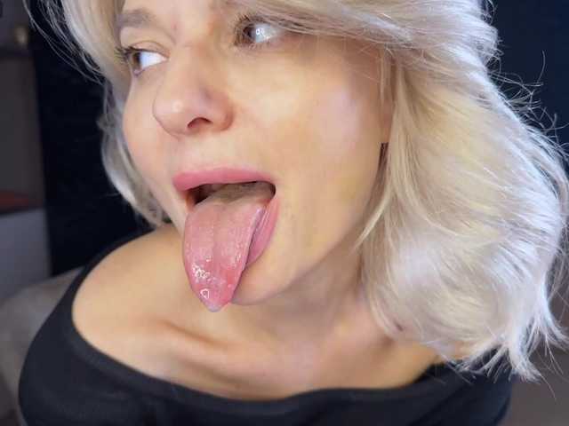 -Molly-'s BongaCams show and profile