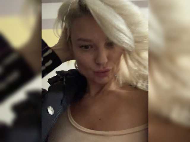 -Molly-'s BongaCams show and profile