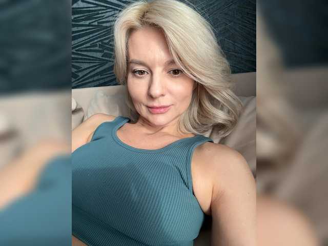 -Molly-'s BongaCams show and profile