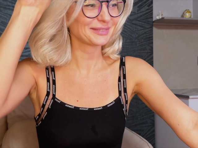 -Molly- from BongaCams