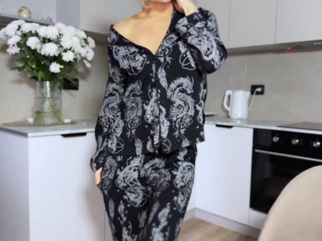 -Molly-'s BongaCams show and profile