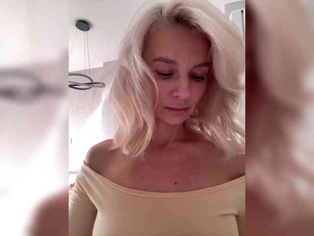 Модель: -Molly-