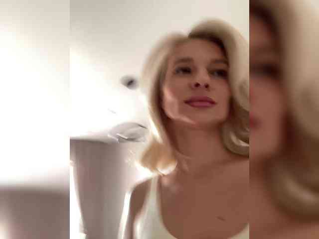 -Molly- webcam