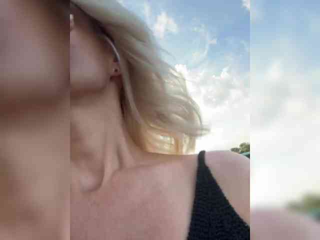 Molly (40, White Cam Girl) performing Live Sex.