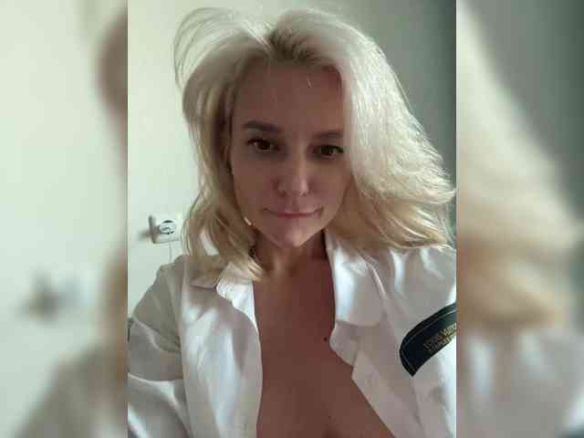 Модель: -Molly-