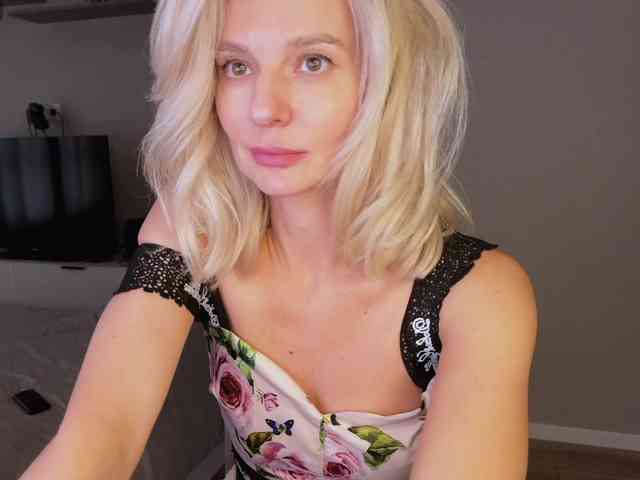 -Molly- webcam