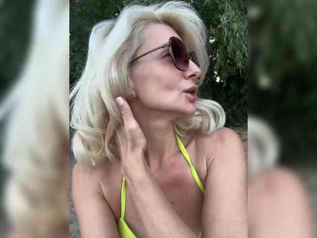 Molly (40, White Cam Girl) performing Live Sex.