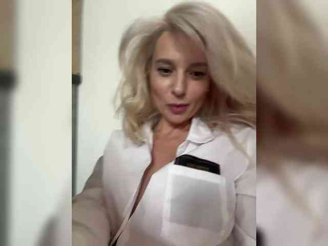 Модель: -Molly-