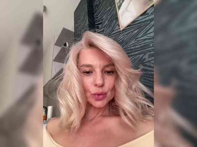 -Molly- webcam