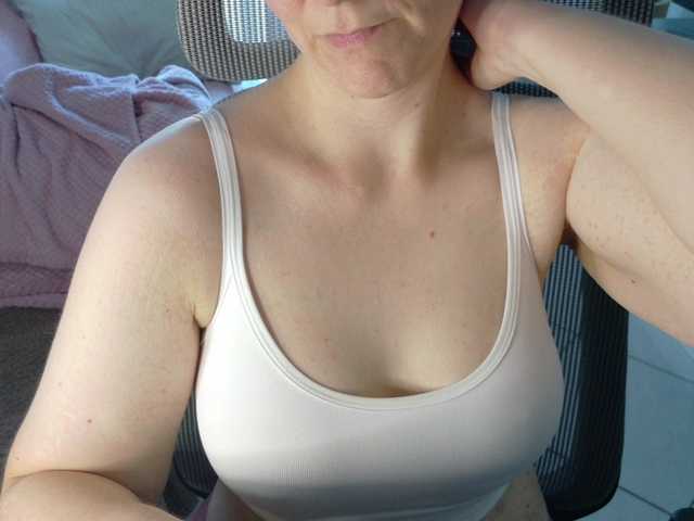 le modèle PassionateMommy est en webcam porno dans un show sur le site bongacams, il possède les tags suivants: White/Caucasian,Redhead,Shaved