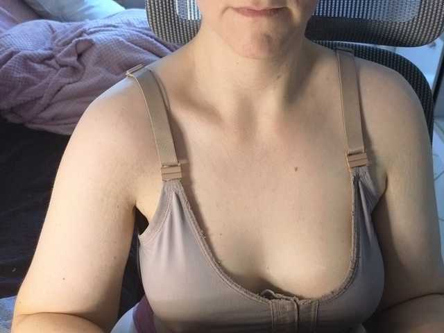 CreamyWoman's BongaCams show and profile