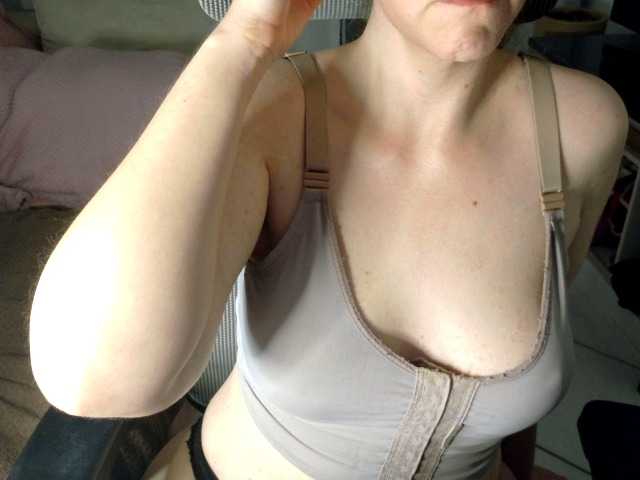 CreamyWoman's BongaCams show and profile