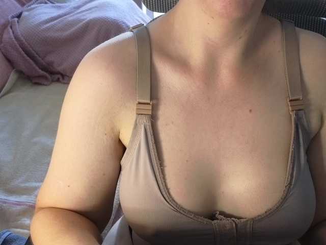 CreamyWoman's BongaCams show and profile