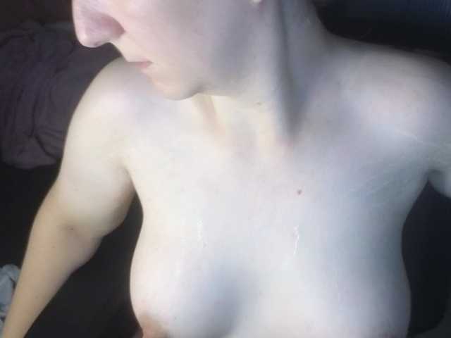 CreamyWoman's BongaCams show and profile