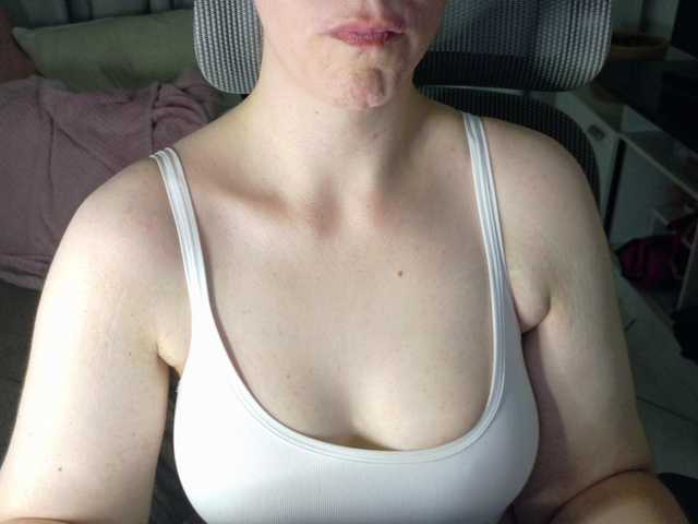 CreamyWoman's BongaCams show and profile