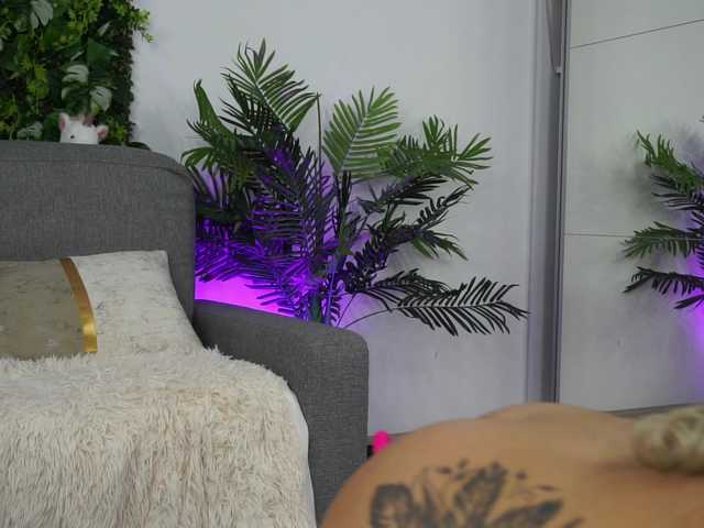 AmiraRoshen's BongaCams show and profile