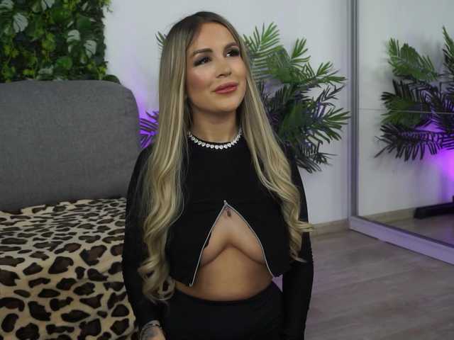 le modèle AmiraRoshen est en webcam porno dans un show sur le site bongacams, il possède les tags suivants: White/Caucasian,Blonde,Shaved