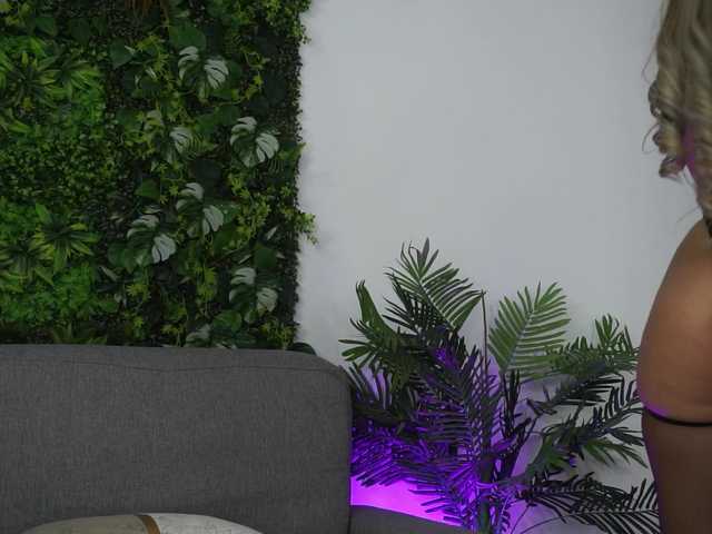 AmiraRoshen's BongaCams show and profile