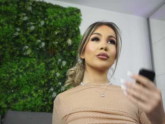 AmiraRoshen's BongaCams show and profile