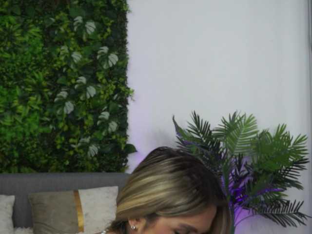 AmiraRoshen's BongaCams show and profile