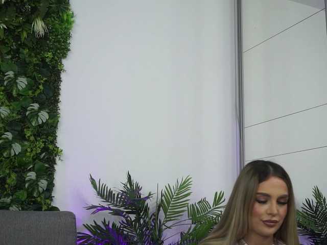 AmiraRoshen's BongaCams show and profile