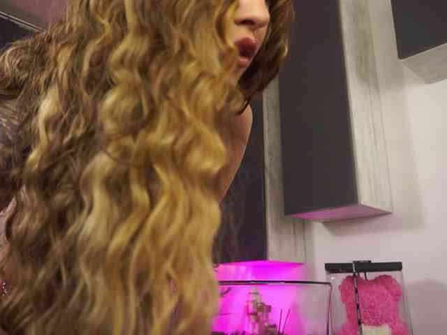 AmiraRoshen webcam