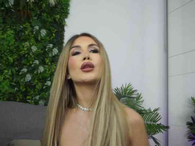 AmiraRoshen Live Webcam on BongaCams