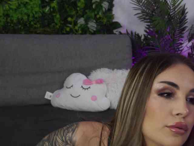 AmiraRoshen webcam