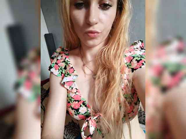 SexyBlondMia webcam