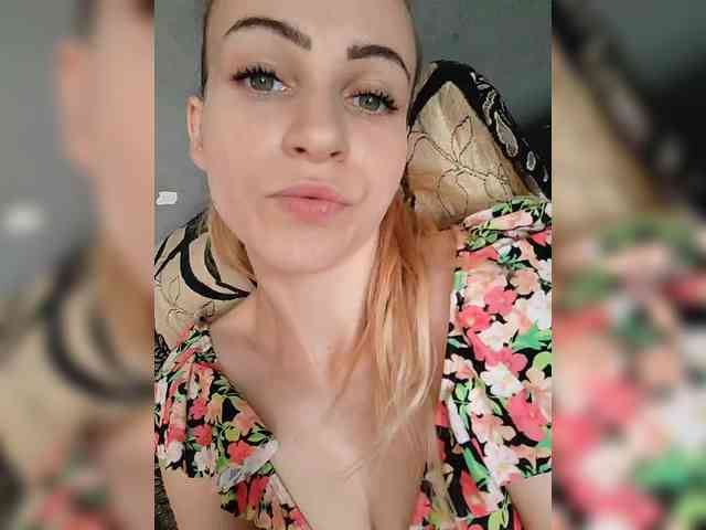 SexyBlondMia webcam