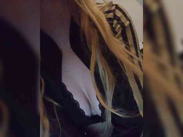 SexyBlondMia webcam