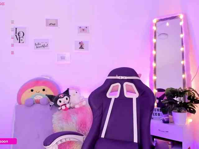 LiaTomson webcam
