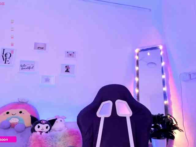 LiaTomson webcam