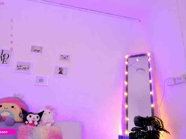 LiaTomson webcam