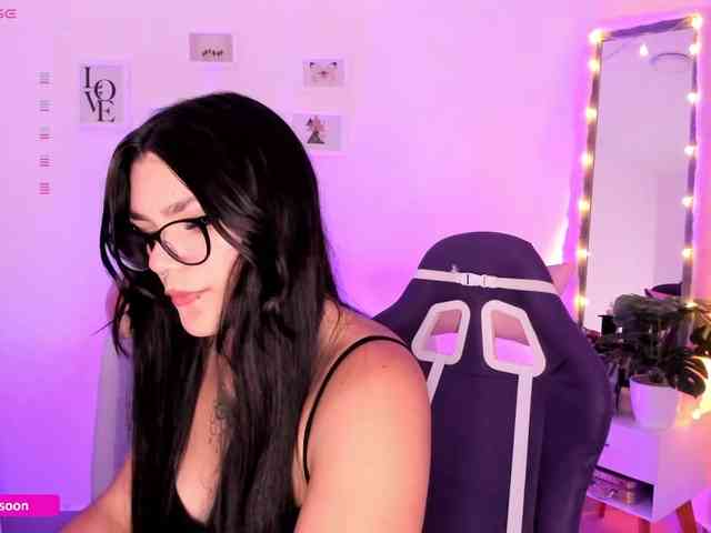 LiaTomson webcam