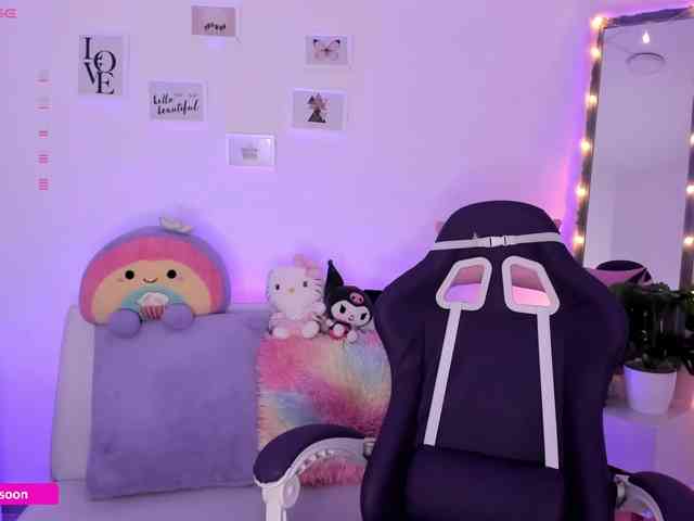 LiaTomson webcam