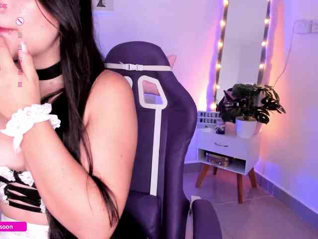 LiaTomson webcam