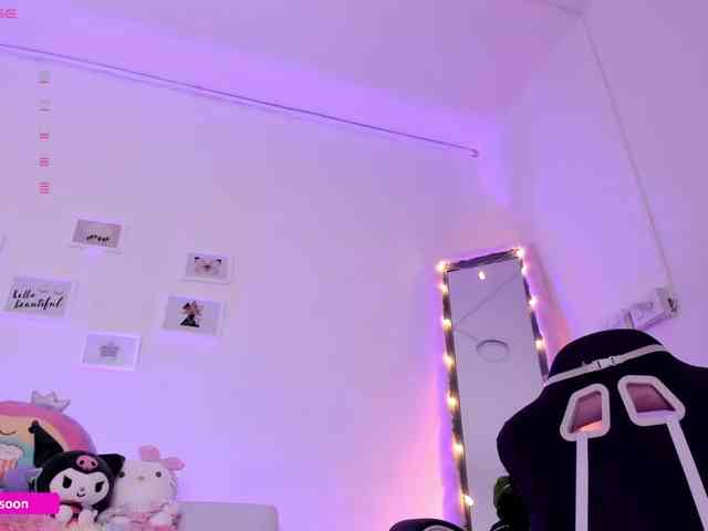 LiaTomson webcam