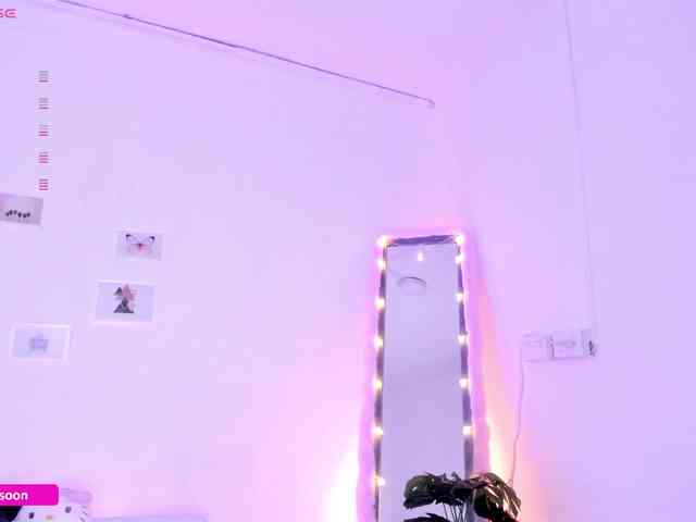 LiaTomson webcam
