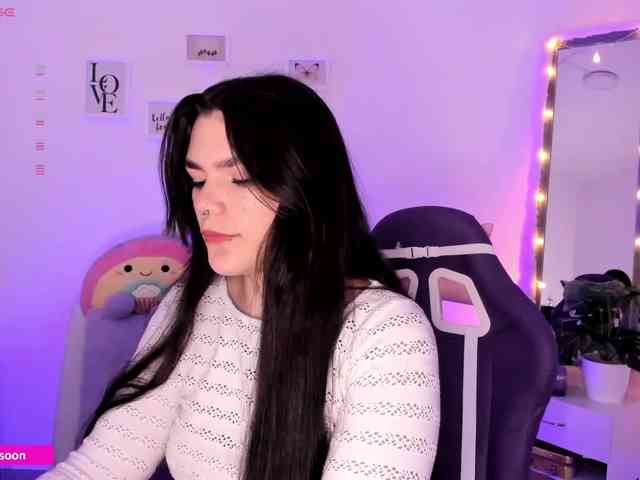 LiaTomson webcam