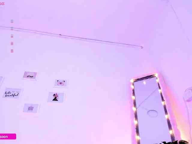 LiaTomson webcam