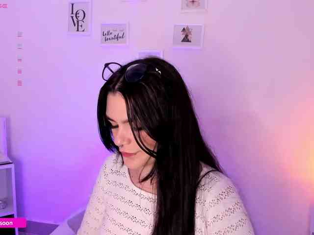 LiaTomson webcam